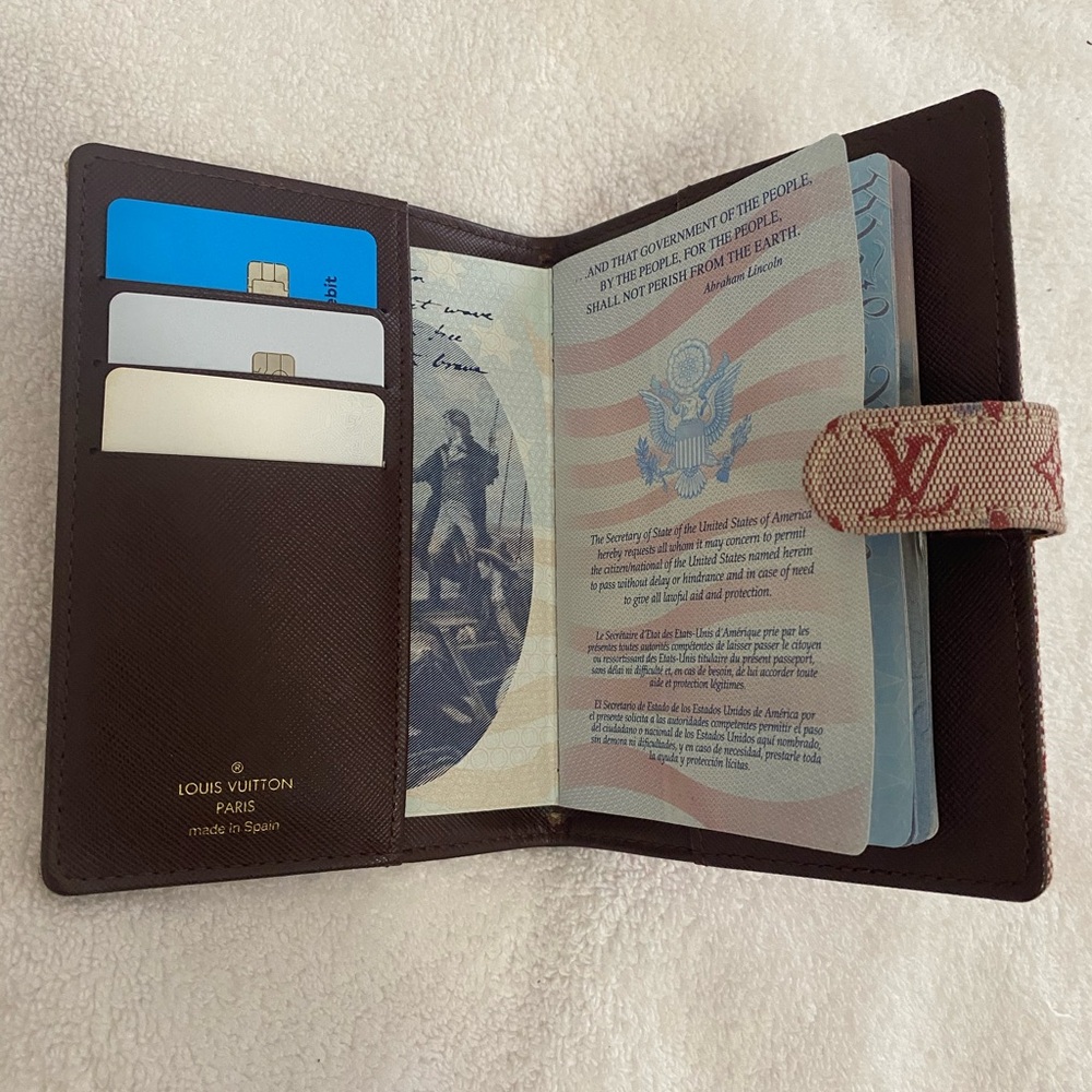 AUTHENTIC LOUIS VUITTON PASSPORT COVER WITH CARD SLOTS  welcome offer no lowball